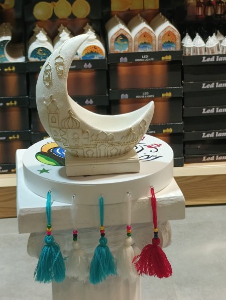 مضيفه شكل هلال